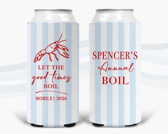Op de afbeelding: Twee blikjeskoelers met een wit en lichtblauw gestreept ontwerp. Eén heeft een rode rivierkreeft en de tekst "LET THE good times BOIL MOBILE | 2026". De andere luidt "SPENCER'S Annual BOIL".