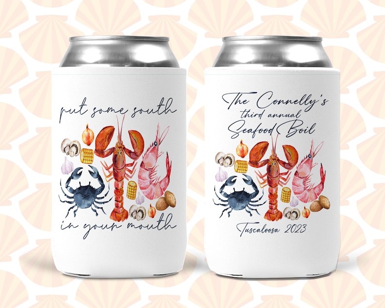 Puede incluir: Dos enfriadores de latas blancos con un tema de hervido de mariscos. Un enfriador dice "put some south in your mouth" con una langosta, camarones, cangrejo, ma&iacute;z, ajo y champi&ntilde;ones. El otro enfriador dice "The Connelly's third annual Seafood Boil Tuscaloosa 2023" con los mismos mariscos y verduras.