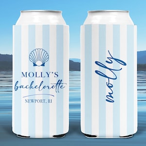 Puede incluir: Dos enfriadores de latas a rayas azules y blancas. Un enfriador tiene un gráfico de concha y el texto "MOLLY'S bachelorette NEWPORT, RI". El otro enfriador tiene el texto "molly" escrito verticalmente.