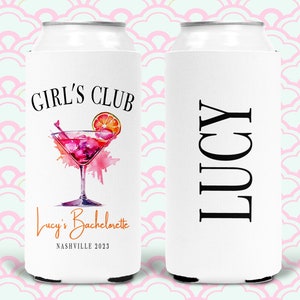 Pu&ograve; includere: Frigorifero per lattine bianco con un design ad acquerello rosa di un bicchiere da martini e il testo "Girl's Club" e "Lucy's Bachelorette Nashville 2023". L'altro lato del frigorifero ha il nome "Lucy" in testo nero.