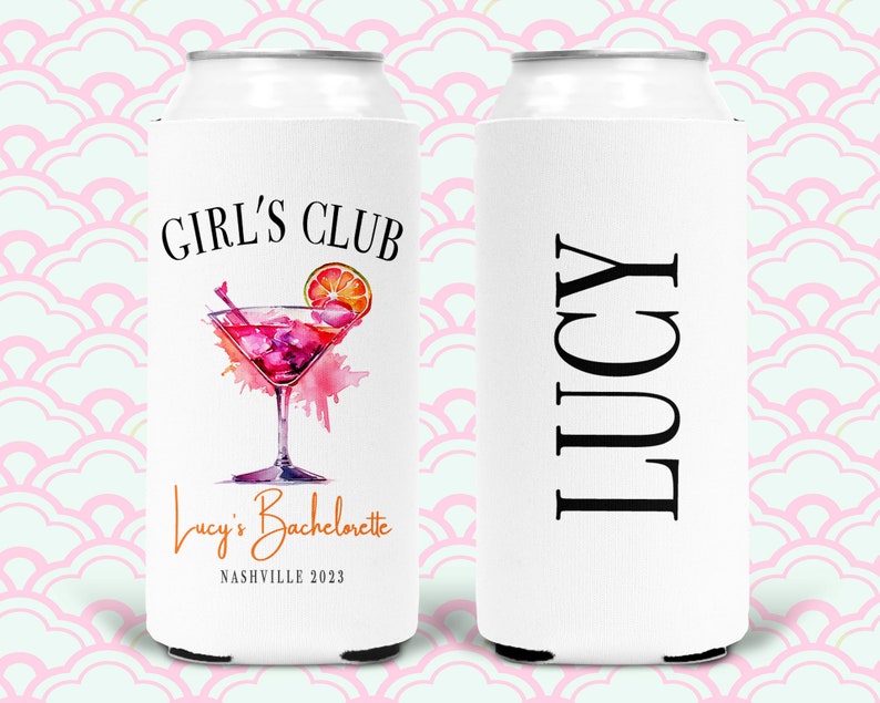 Pu&ograve; includere: Frigorifero per lattine bianco con un design ad acquerello rosa di un bicchiere da martini e il testo "Girl's Club" e "Lucy's Bachelorette Nashville 2023". L'altro lato del frigorifero ha il nome "Lucy" in testo nero.