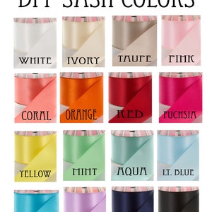 Puede incluir: Un gr&aacute;fico que muestra 12 colores diferentes de cinta de sat&eacute;n, etiquetados con el nombre del color. Los colores son: blanco, marfil, topo, rosa, coral, naranja, rojo, fucsia, amarillo, menta, aguamarina, azul claro, turquesa, lavanda, azul marino y negro.