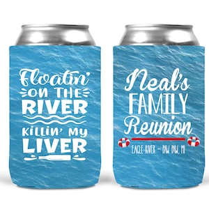 Puede incluir: Dos enfriadores de latas azules y blancas con un patrón de ondas de agua. Un enfriador dice "Floatin' on the River Killin' My Liver" y el otro dice "Neal's Family Reunion Eagle River Paw Paw, MI".