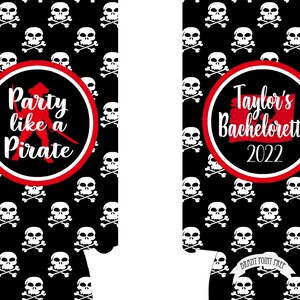 K&ouml;nnte beinhalten: Zwei schwarz-wei&szlig;e Getr&auml;nkek&uuml;hler mit einem sich wiederholenden Totenkopf- und Knochenmuster. Eine Seite zeigt einen roten Kreis mit dem Text Party like a Pirate und einer Piratensilhouette. Die andere Seite zeigt Taylor's Bachelorette 2022.