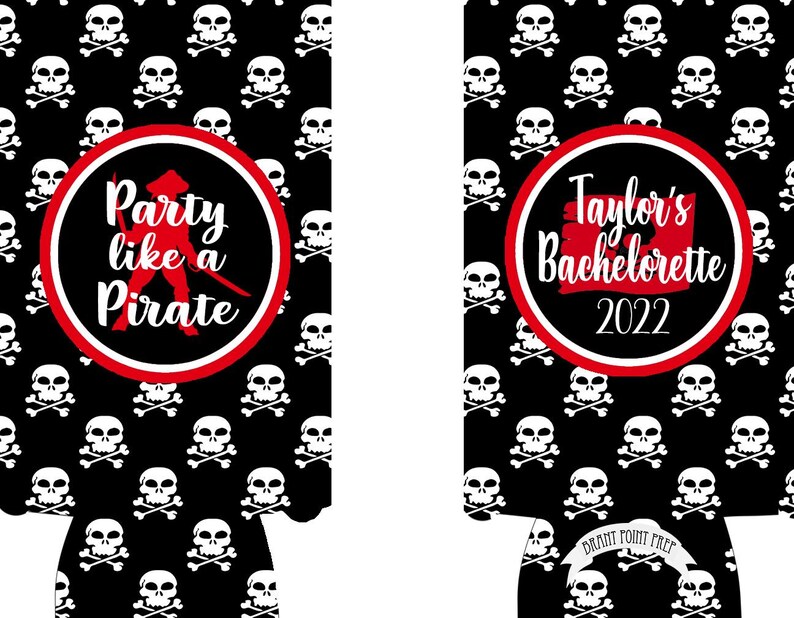 K&ouml;nnte beinhalten: Zwei schwarz-wei&szlig;e Getr&auml;nkek&uuml;hler mit einem sich wiederholenden Totenkopf- und Knochenmuster. Eine Seite zeigt einen roten Kreis mit dem Text Party like a Pirate und einer Piratensilhouette. Die andere Seite zeigt Taylor's Bachelorette 2022.