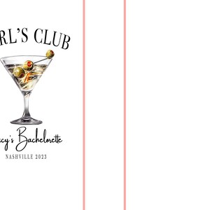 Pu&ograve; includere: Un biglietto bianco con il testo "Girl's Club" e un bicchiere da martini con olive. Sotto il bicchiere c'&egrave; il testo "Lucy's Bachelorette Nashville 2023".