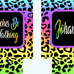 Puede incluir: Dos aislantes para bebidas con un colorido dise&ntilde;o de estampado de leopardo. Uno tiene el texto "Bitches Be Walking" en degradado arco&iacute;ris, el otro dice "Johanna" en un estilo similar.