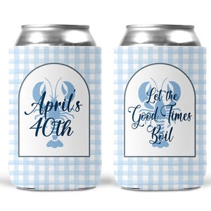 Könnte beinhalten: Zwei Getränkedosenkühler mit hellblauem Vichy-Muster. Einer hat den Text "April's 40th" mit einer blauen Hummer-Illustration. Der andere hat den Text "Let the Good Times Boil" mit einer blauen Hummer-Illustration.