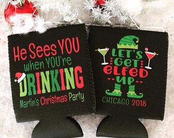 Puede incluir: Dos fundas negras para bebidas con texto navideño. Una dice "He Sees YOU when YOU're DRINKING" en rojo y verde. La otra dice "LET'S GET ELF'ED UP" con un gráfico de elfo y "CHICAGO 2018".