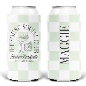Puede incluir: Dos enfriadores de latas a cuadros blancos y verdes. Un enfriador tiene el texto "The Young Social Club" con una ilustración de cóctel y el texto "Heather's Bachelorette Chicago 2024". El otro enfriador tiene el texto "Maggie" en negro.