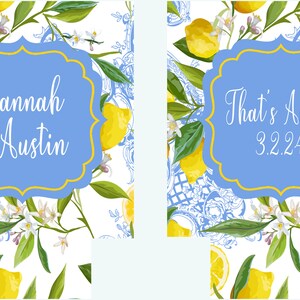 Puede incluir: Dos cajas de regalo de boda azules y amarillas con un patr&oacute;n de limonero. La primera caja dice "Hannah & Austin" y la segunda caja dice "That's Amore 3.2.24".