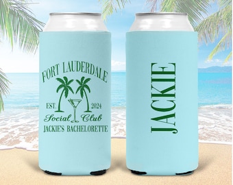 Può includere: Due refrigeratori per lattine di colore azzurro chiaro. Un refrigeratore ha il testo "Fort Lauderdale Social Club Jackie's Bachelorette" con palme e un bicchiere da martini. L'altro refrigeratore ha il nome "Jackie" in testo verde.
