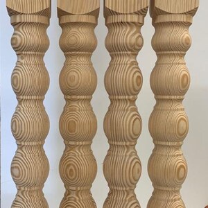 Puede incluir: Cuatro patas de mesa de madera sin terminar con un dise&ntilde;o torneado y bulboso. Las patas son de madera clara con un patr&oacute;n de veta natural.