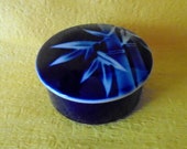 Japanese Arita yaki Indigo Blue Circle Shaped Lidded Trinket Box, Art of Bamboo, Japanese Vintage Arita ware Porcelain, Bamboo de China 有田筆