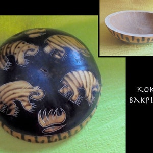 African Vintage Coconut Shell Bowl Plate Honey Badgers Hand Painted and Engraved Art Tribal Design Hand Crafted Coconut Decoration image 2