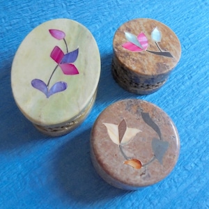 Indian Soap Stone Three Mini Trinket Boxes Mother of Pearl Flower Art Inlay on Lids Indian Vintage Set Circle and Oval Little Jewel Boxes image 1