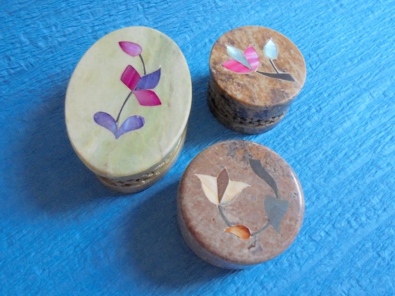 Indian Soap Stone Three Mini Trinket Boxes Mother of Pearl Flower Art Inlay on Lids Indian Vintage Set Circle and Oval Little Jewel Boxes image 1