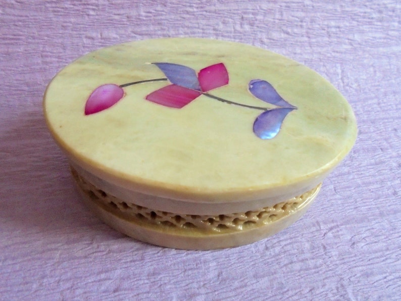 Indian Soap Stone Three Mini Trinket Boxes Mother of Pearl Flower Art Inlay on Lids Indian Vintage Set Circle and Oval Little Jewel Boxes image 3