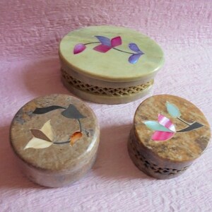 Indian Soap Stone Three Mini Trinket Boxes Mother of Pearl Flower Art Inlay on Lids Indian Vintage Set Circle and Oval Little Jewel Boxes image 7