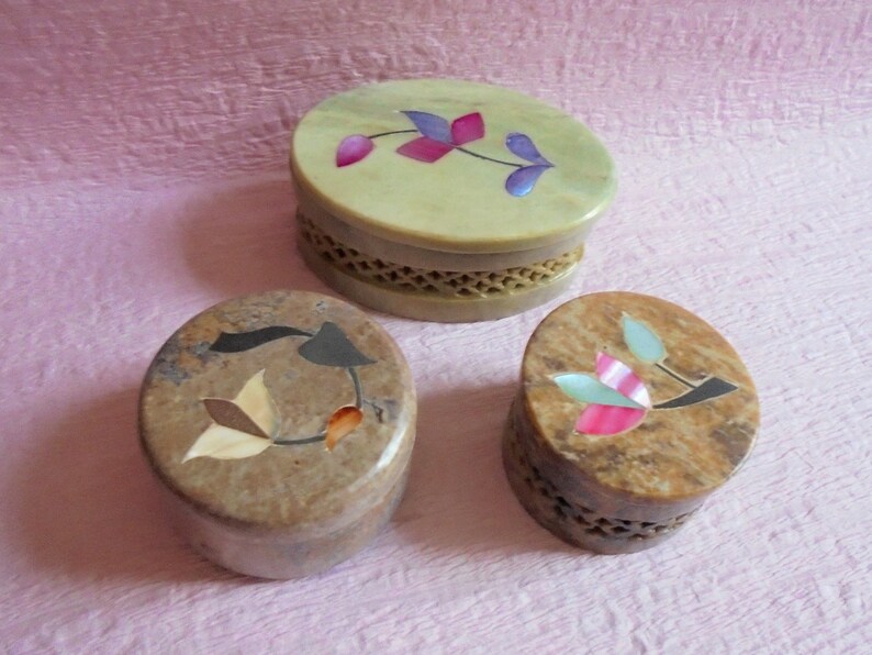 Indian Soap Stone Three Mini Trinket Boxes Mother of Pearl Flower Art Inlay on Lids Indian Vintage Set Circle and Oval Little Jewel Boxes image 7