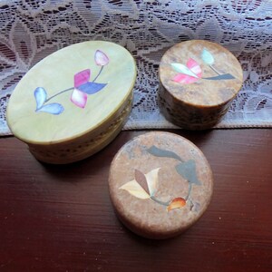 Indian Soap Stone Three Mini Trinket Boxes Mother of Pearl Flower Art Inlay on Lids Indian Vintage Set Circle and Oval Little Jewel Boxes image 10