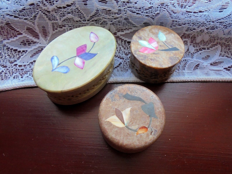 Indian Soap Stone Three Mini Trinket Boxes Mother of Pearl Flower Art Inlay on Lids Indian Vintage Set Circle and Oval Little Jewel Boxes image 10