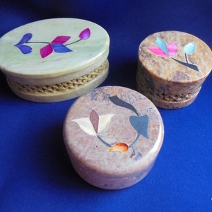 Indian Soap Stone Three Mini Trinket Boxes Mother of Pearl Flower Art Inlay on Lids Indian Vintage Set Circle and Oval Little Jewel Boxes image 6