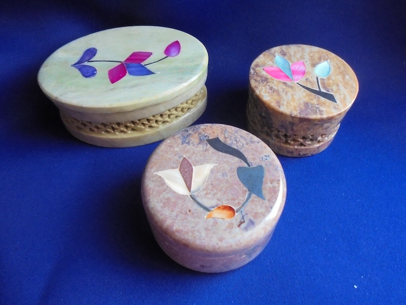 Indian Soap Stone Three Mini Trinket Boxes Mother of Pearl Flower Art Inlay on Lids Indian Vintage Set Circle and Oval Little Jewel Boxes image 6