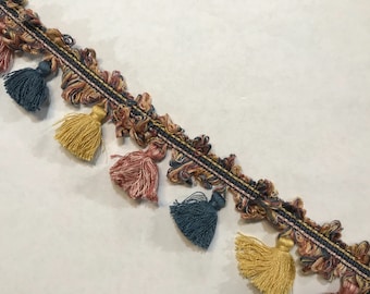 Franjas com borlas azuis, douradas e rosa da The Yard