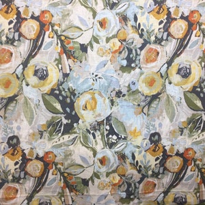 Pode incluir: Um tecido floral com fundo branco e um padr&atilde;o repetitivo de flores azuis, amarelas, laranja e verdes. As flores s&atilde;o pintadas em um estilo solto e abstrato.