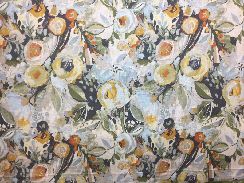 Pode incluir: Um tecido floral com fundo branco e um padr&atilde;o repetitivo de flores azuis, amarelas, laranja e verdes. As flores s&atilde;o pintadas em um estilo solto e abstrato.