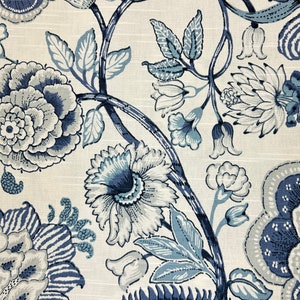 Sheridan Lapis bleu et blanc jacobin grandes fleurs traditionnel tissu pour draperie tissu par mètre image 3