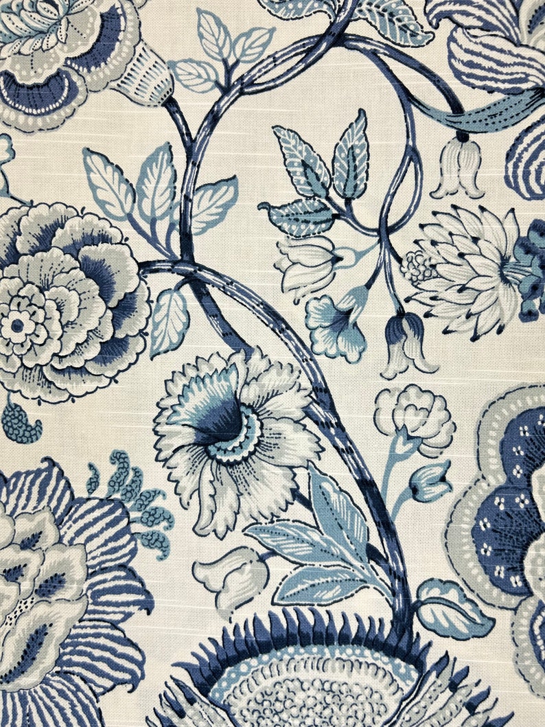 Sheridan Lapis bleu et blanc jacobin grandes fleurs traditionnel tissu pour draperie tissu par mètre image 3