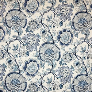 Sheridan Lapis bleu et blanc jacobin grandes fleurs traditionnel tissu pour draperie tissu par mètre image 6