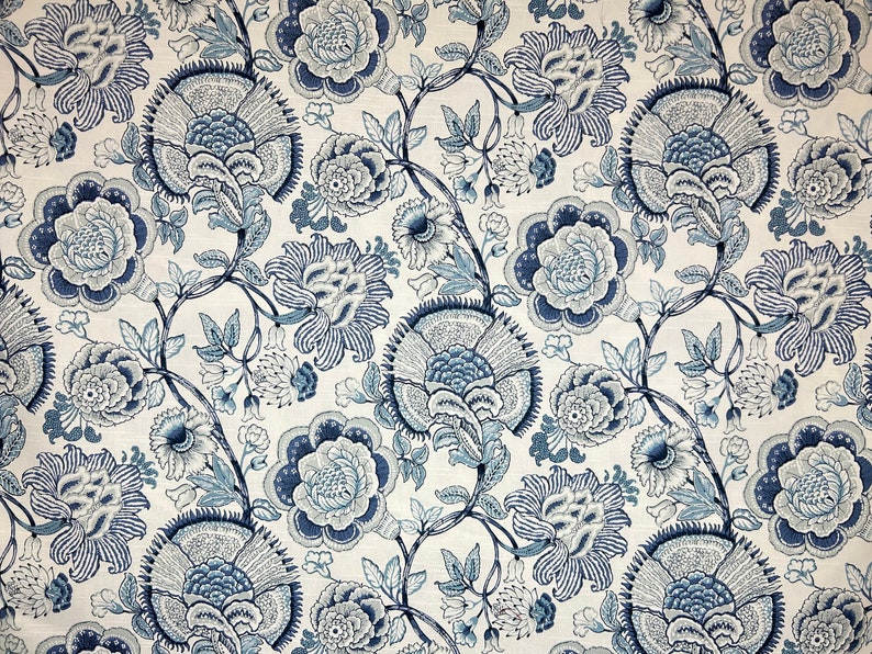 Sheridan Lapis bleu et blanc jacobin grandes fleurs traditionnel tissu pour draperie tissu par mètre image 6
