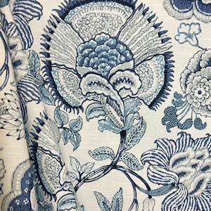 Sheridan Lapis bleu et blanc jacobin grandes fleurs traditionnel tissu pour draperie tissu par mètre image 1