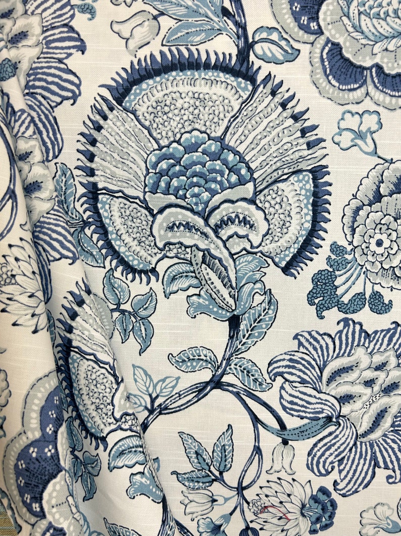Sheridan Lapis bleu et blanc jacobin grandes fleurs traditionnel tissu pour draperie tissu par mètre image 1