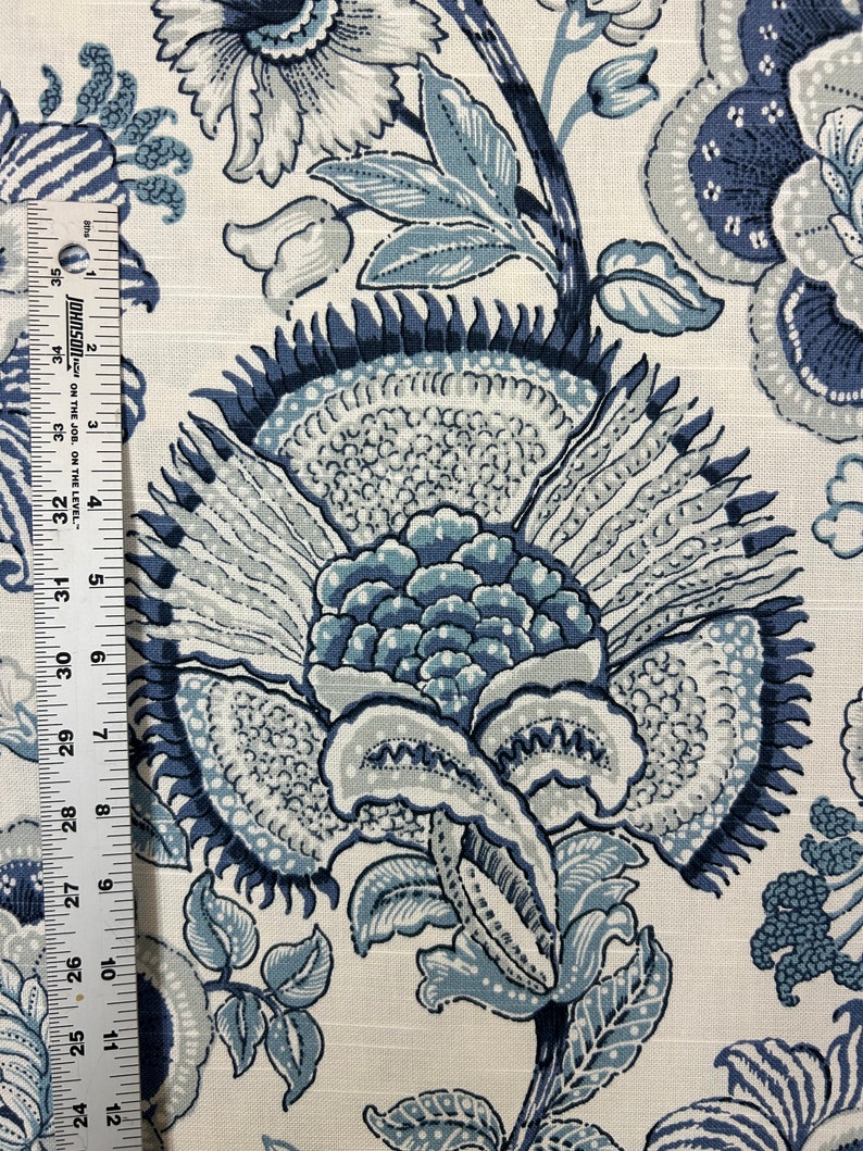 Sheridan Lapis bleu et blanc jacobin grandes fleurs traditionnel tissu pour draperie tissu par mètre image 7