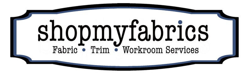 Op de afbeelding: Een wit bord met een zwarte rand en blauwe versiering. Het bord heeft de tekst "shopmyfabrics" in een zwart serif-lettertype. Onder de tekst staat "Fabric &bull; Trim &bull; Workroom Services".