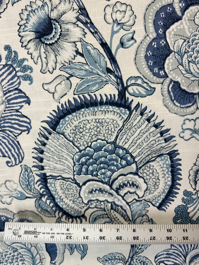 Sheridan Lapis bleu et blanc jacobin grandes fleurs traditionnel tissu pour draperie tissu par mètre image 2