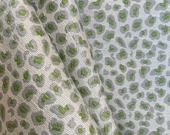 Nikki léopard citronnelle - guépard vert - léopard vert - tissu d'ameublement - tissu animal léopard moderne - coussin personnalisé