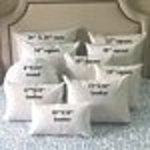 Puede incluir: Conjunto de seis fundas de almohada blancas con texto negro. El texto en las almohadas dice "Las mejores cosas de la vida son gratis" y "Pero puedes comprarlas en Etsy".