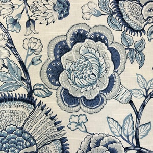 Sheridan Lapis bleu et blanc jacobin grandes fleurs traditionnel tissu pour draperie tissu par mètre image 4