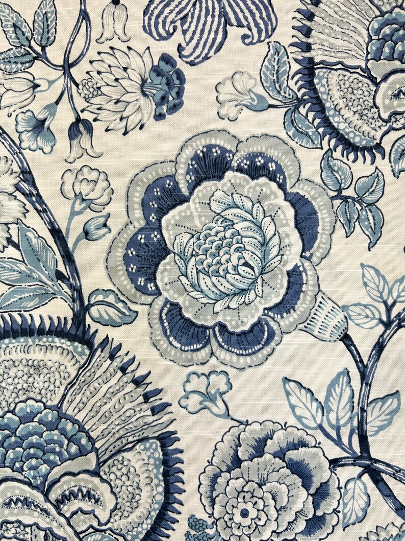 Sheridan Lapis bleu et blanc jacobin grandes fleurs traditionnel tissu pour draperie tissu par mètre image 4