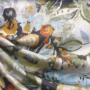 Pode incluir: Um tecido com um padr&atilde;o floral em tons de azul, verde, amarelo e laranja. O tecido tem uma textura de linho e &eacute; perfeito para estofamento ou cortinas.
