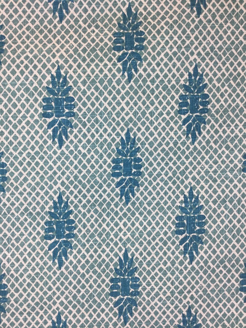 Puede incluir: Una tela azul turquesa con un patr&oacute;n repetitivo de un dise&ntilde;o de flor estilizado. La tela tiene un fondo blanco y un sutil patr&oacute;n de cuadr&iacute;cula.
