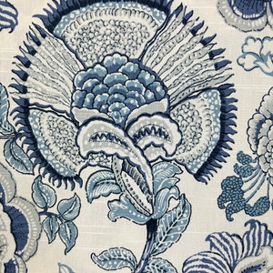 Sheridan Lapis bleu et blanc jacobin grandes fleurs traditionnel tissu pour draperie tissu par mètre image 5