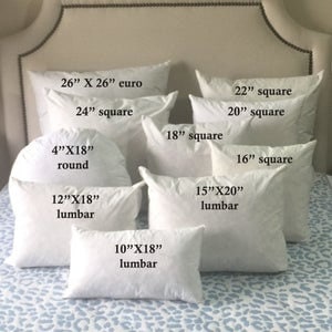Pu&ograve; includere: Assortimento di inserti per cuscini bianchi in varie dimensioni, tra cui 26" x 26" euro, 24" quadrato, 22" quadrato, 20" quadrato, 18" quadrato, 16" quadrato, 15" x 20" lombare, 12" x 18" lombare, 10" x 18" lombare e un cuscino rotondo di 4" x 18".