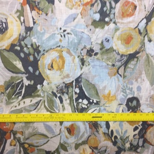 Pode incluir: Tecido floral abstrato com fundo preto e uma variedade de cores, incluindo azul, amarelo, verde e laranja. O tecido tem uma apar&ecirc;ncia texturizada, semelhante ao linho.