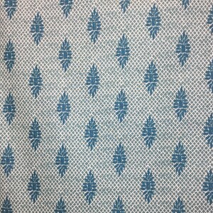 Puede incluir: Una tela blanca con un patr&oacute;n repetitivo de rombos azules. Los rombos est&aacute;n rellenos de un dise&ntilde;o floral estilizado.